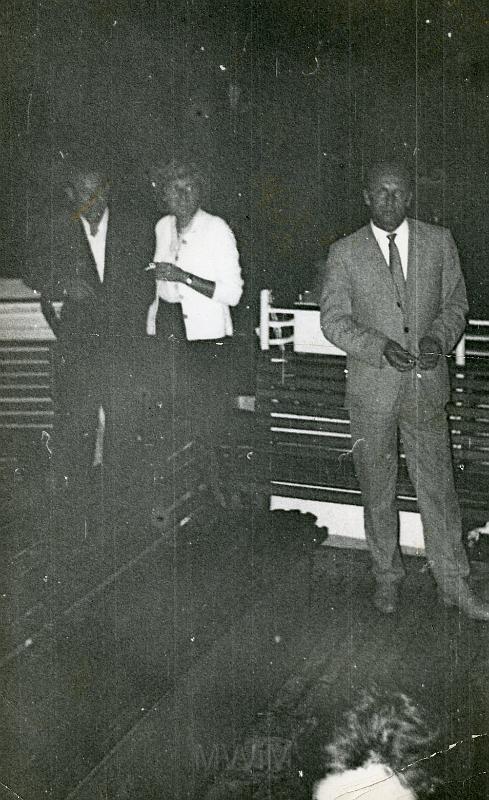 KKE 2320.jpg - Fot. Grupowe. Od prawej: pierwszy Witold Kołakowski – tata Janusza Kołakowskiego, Szczecin, 1964 r.